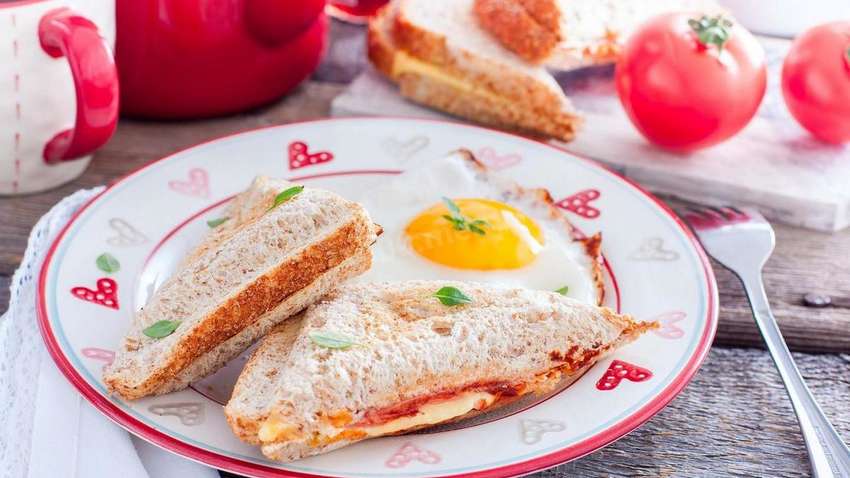 Бутерброды с колбасой и еще 3 завтрака, способных довести до деменции