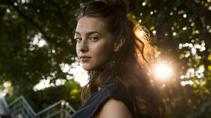 6 жестов, которые присущи альфа-женщинам