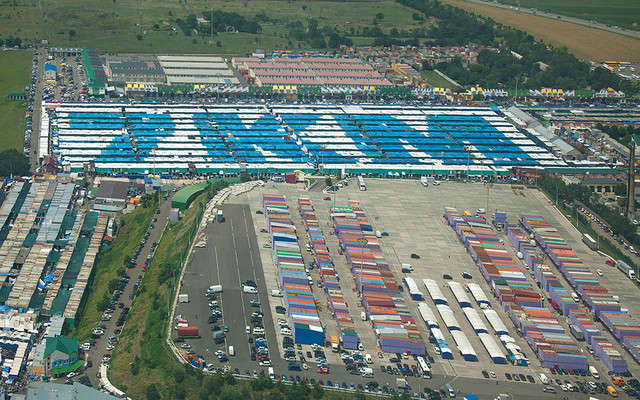 В Одесі на ринку "7-й кілометр" невідомі забрали у жінки понад мільйон гривень: подробиці   В Одесі на ринку "7-й кілометр" невідомі забрали у жінки понад мільйон гривень: подробиці