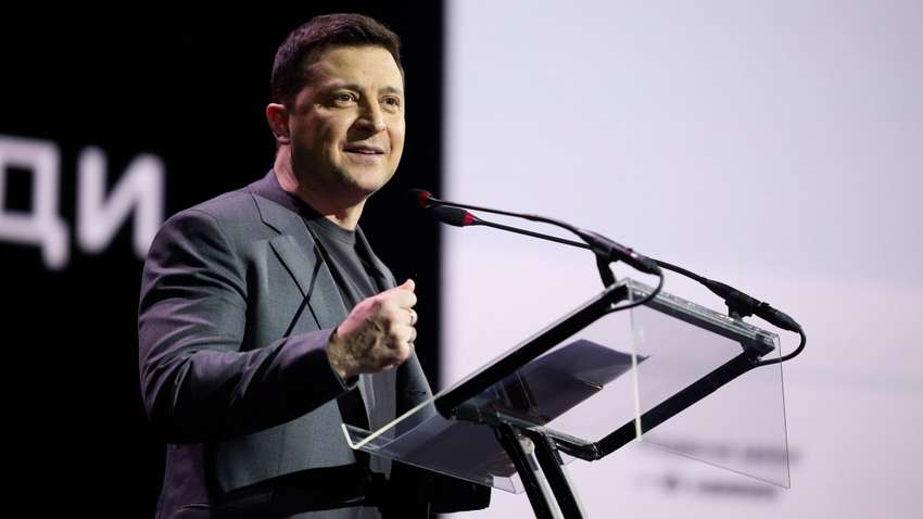 Смартфоны от Зеленского: стимул к вакцинации или попытка удержать рейтинг власти