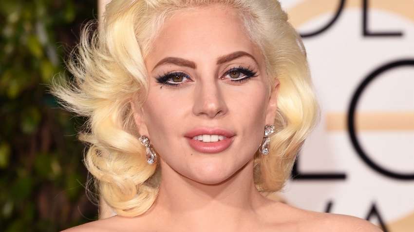 Леди Гага получила гигантский букет от партнера