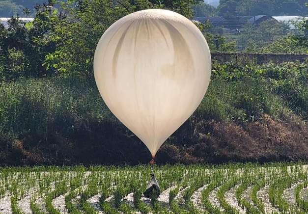 КНДР "атакувала" Південну Корею повітряними кулями зі сміттям та гноєм