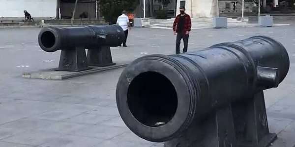 Хотів зробити фото: у Стамбулі за допомогою олії дістали чоловіка, який застряг у гарматі (ВІДЕО)