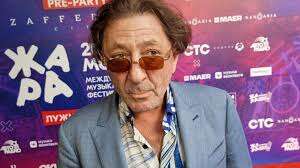 Російський співак, який має проблеми з алкоголем, прийшов на концерт із 15-річною дівчиною