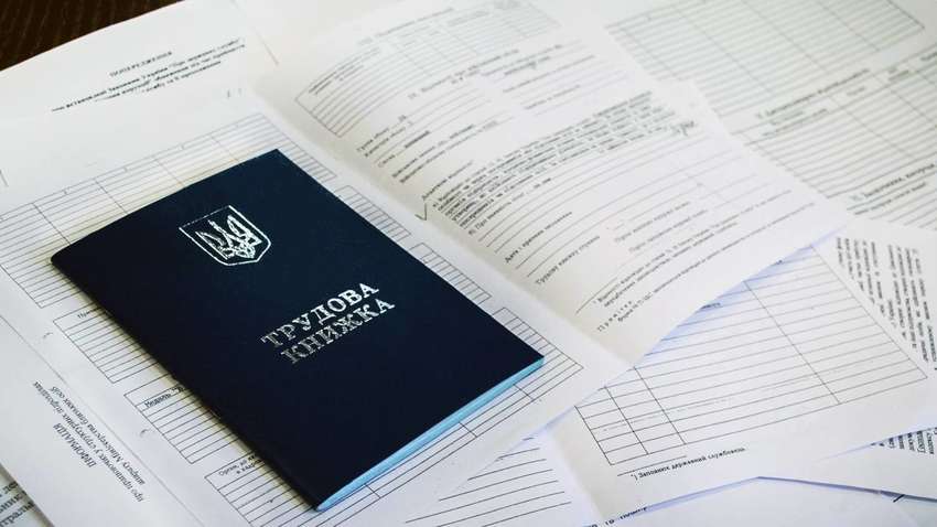 В Украине отказываются от трудовых книжек: документ переводят в электронный вид