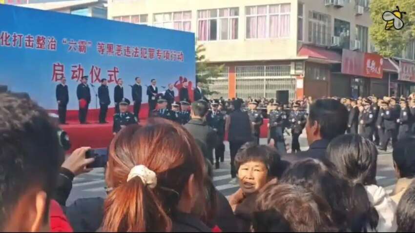 В Китае жестоко расправились с верующими подпольных христианских церквей: сотни задержанных, тысячи полицейских на улицах