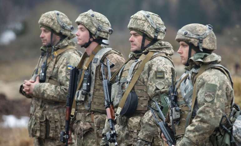 Українці визначились, що робити з чоловіками, які уникають мобілізації