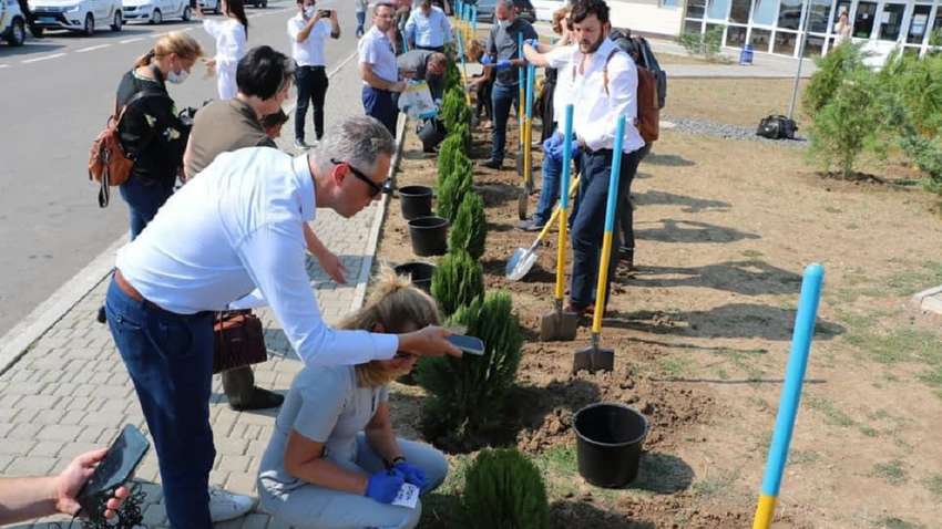 На границе с Крымом появилась "Аллея мира": кто присоединился к акции