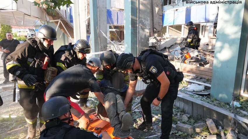 Росіяни вдарили КАБом по Запоріжжю: атакували автовокзал та клініку Росіяни вдарили КАБом по Запоріжжю: атакували автовокзал та клініку