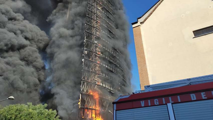 В Милане загорелся небоскреб: что известно о ситуации В Милане загорелся небоскреб: что известно о ситуации