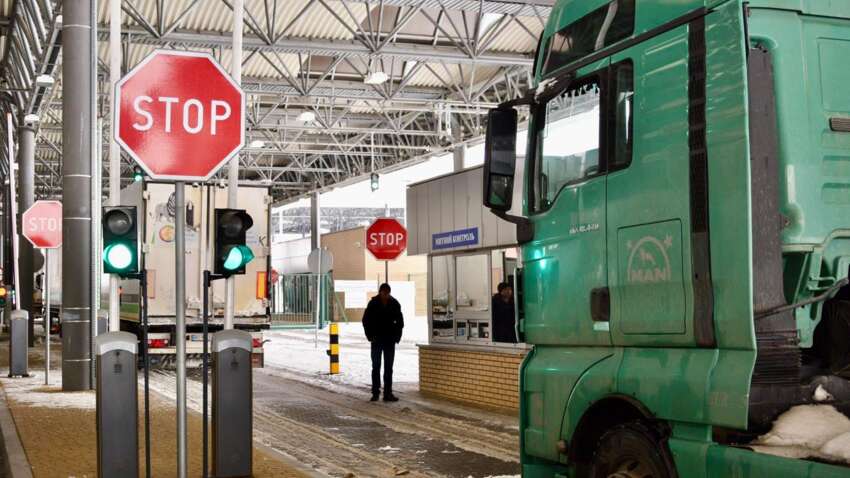 Українці масово виїжджають за кордон: масштаби шокують 