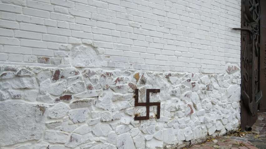 В Германии два подростка нарисовали свастики на еврейских надгробиях: что с ними будет