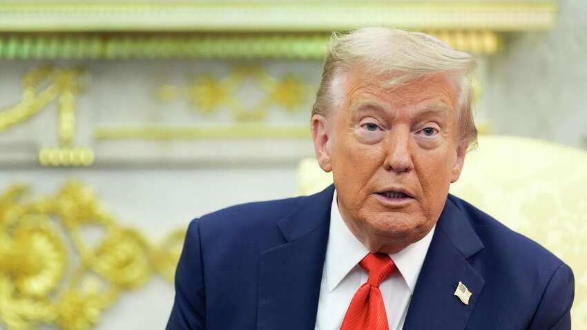 Трамп пригрозил санкциями не только РФ, но и Украине и назвал Зеленского "не совсем безгрешным"