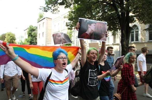 В Киеве прошел Марш ЛГБТ: Нацгвардия защищала демонстрантов от националистов