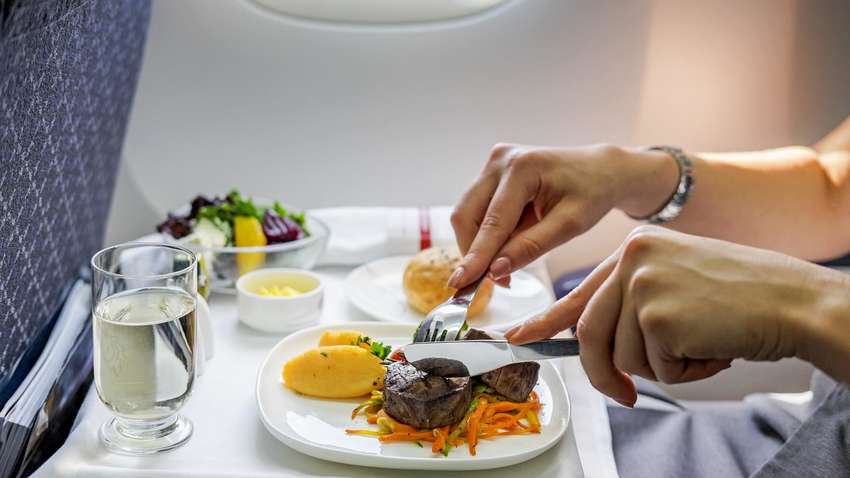 Диетологи рассказали, почему не стоит есть на борту самолета 