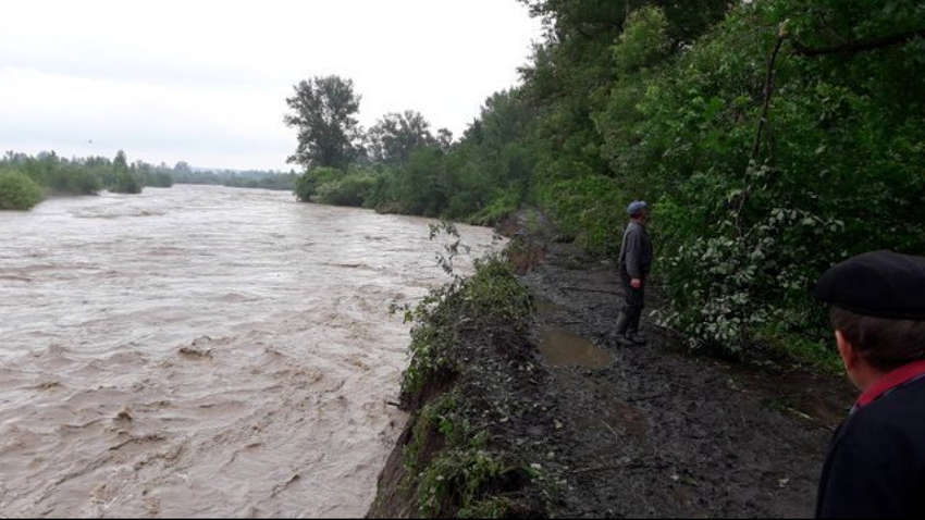 На Прикарпатті розлилися повіні: майже 20 сіл знеструмлені, дві людини загинули На Прикарпатті розлилися повіні: майже 20 сіл знеструмлені, дві людини загинули