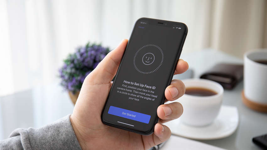 Система Face ID теперь умеет распознавать лицо владельца в медицинской маске