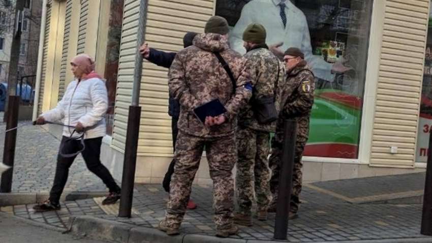 Имеют ли ТЦК право проверять документы и физически задерживать граждан: объяснение уполномоченного по правам человека