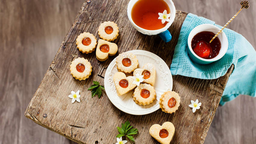 Смачно, але шкідливо: як перестати пити чай з солодощами