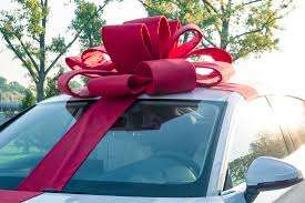 Українці масово почали дарувати авто: у чому причина 