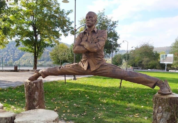 В азербайджанской деревне поставили памятник Жан-Клоду Ван Дамму