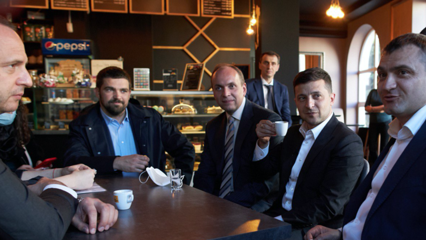 Зеленському з друзями виписали штраф за "чашечку кави" на карантині