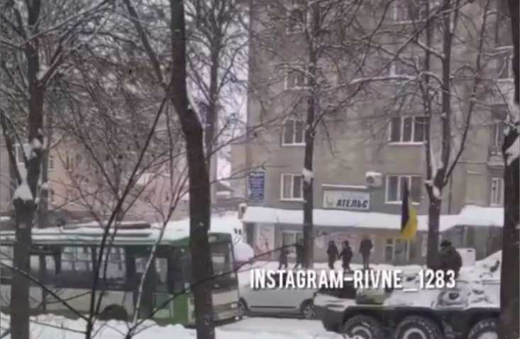 У Рівному БТР став на захист міста від негоди: врятовано тролейбус та фуру