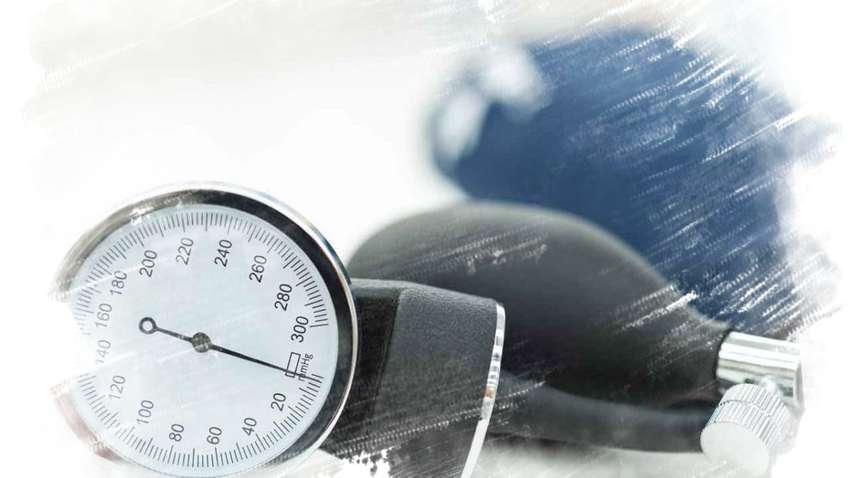 Врач перечислил симптомы опасного для жизни низкого давления