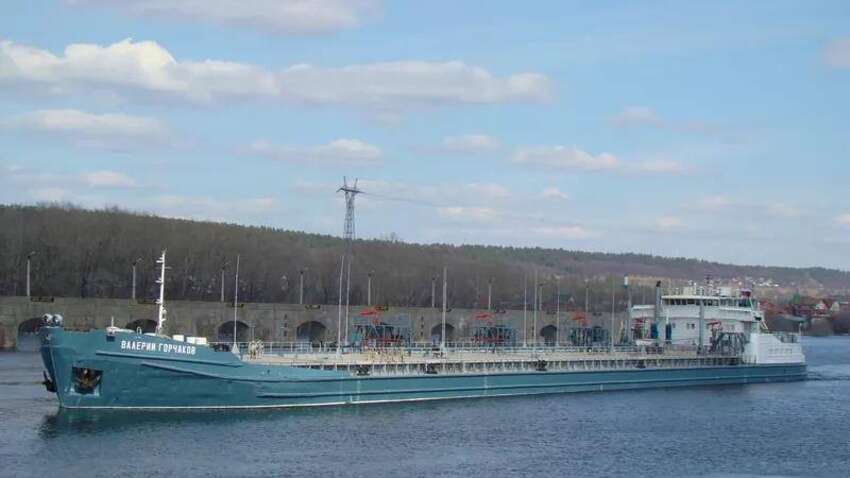 Рибам на корм: дрони допомагають йти рибам на корм судну «тіньового флоту» РФ Рибам на корм: дрони допомагають йти рибам на корм судну «тіньового флоту» РФ