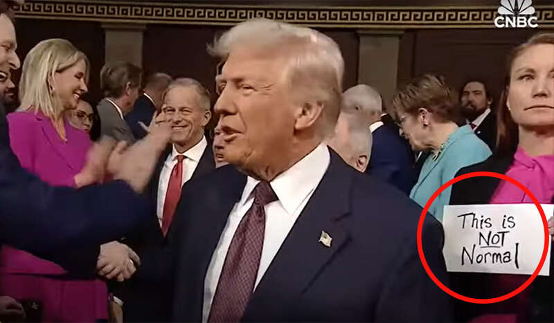 Она стояла за спиной Трампа с табличкой: республиканцы нервно отреагировали (ВИДЕО) Она стояла за спиной Трампа с табличкой: республиканцы нервно отреагировали (ВИДЕО)