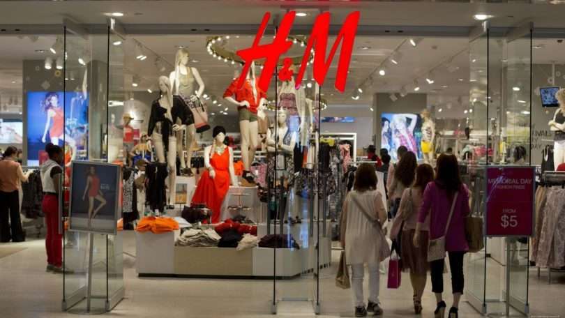 H&M разрешил оплачивать вещи после выхода из магазина