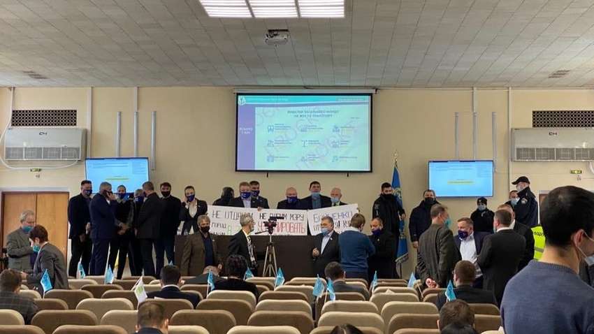 В Мариуполе нардепы подрались из-за бюджета