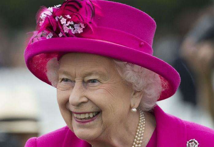 Королева Єлизавета II показала фото з трьома спадкоємцями