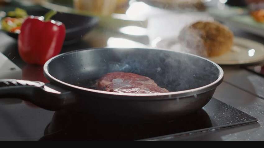 Що робити, аби їжа не прилипала до сковорідки: цей простий трюк назавжди вирішить проблему 