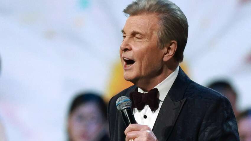 Задихається та має проблеми зі спиною: відомий радянський співак зупинив концертну діяльність Задихається та має проблеми зі спиною: відомий радянський співак зупинив концертну діяльність