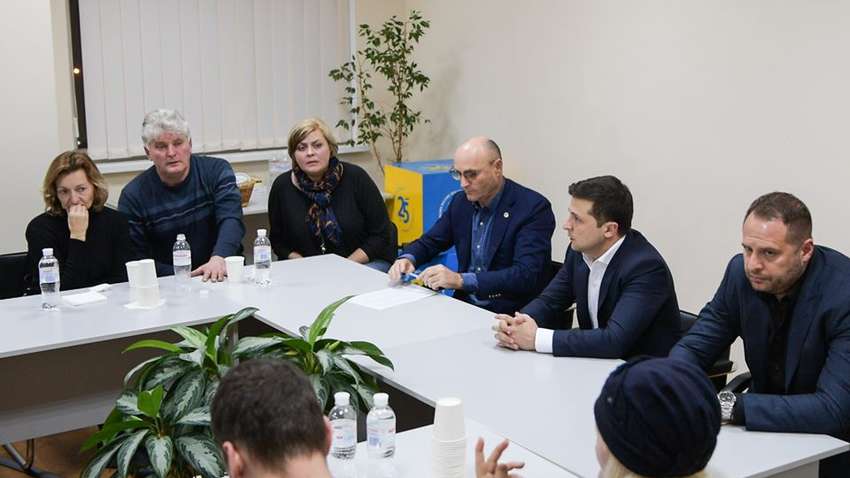 Авіакатастрофа літака "МАУ" в Ірані: Зеленський зустрівся з родичами загиблих українців