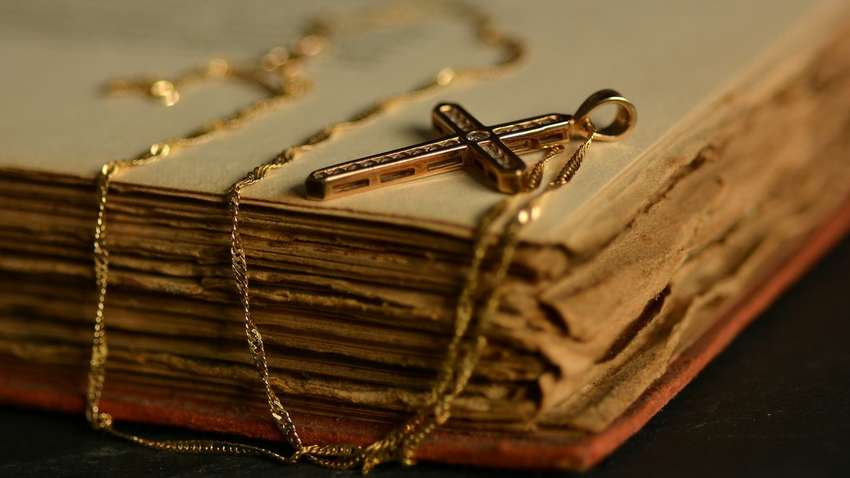 На страницах Библии нашли «секретный код»: что известно