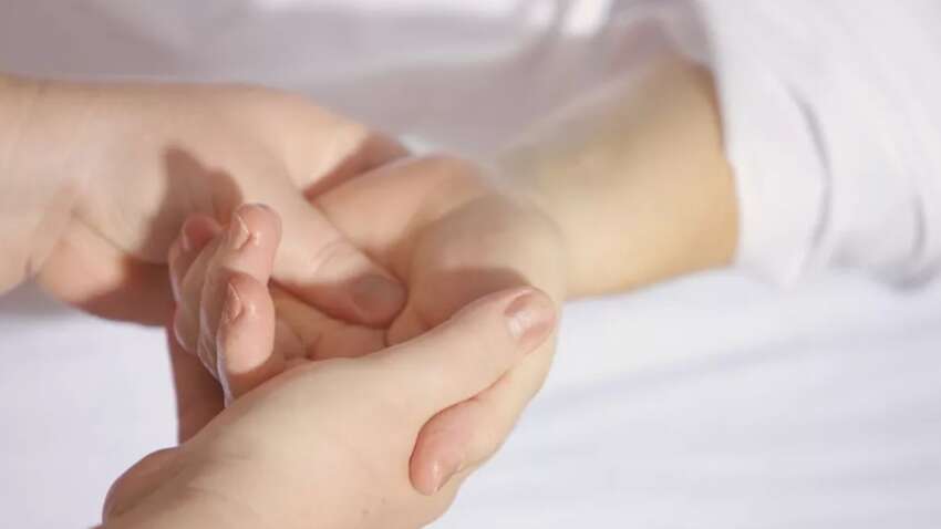 Немеют руки ночью: проверьте, о каких болезнях это может сигнализировать Немеют руки ночью: проверьте, о каких болезнях это может сигнализировать