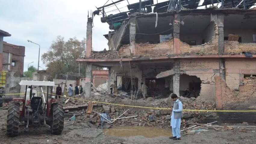 Кровавое утро в Пакистане: смертник взорвал авто возле полиции, погибла целая семья