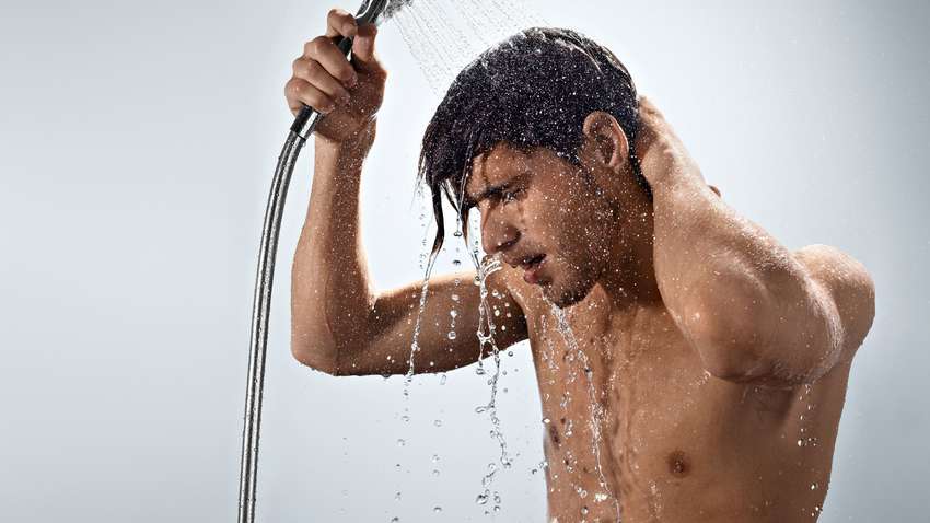 Ученые раскрыли опасность горячего душа для мужчин