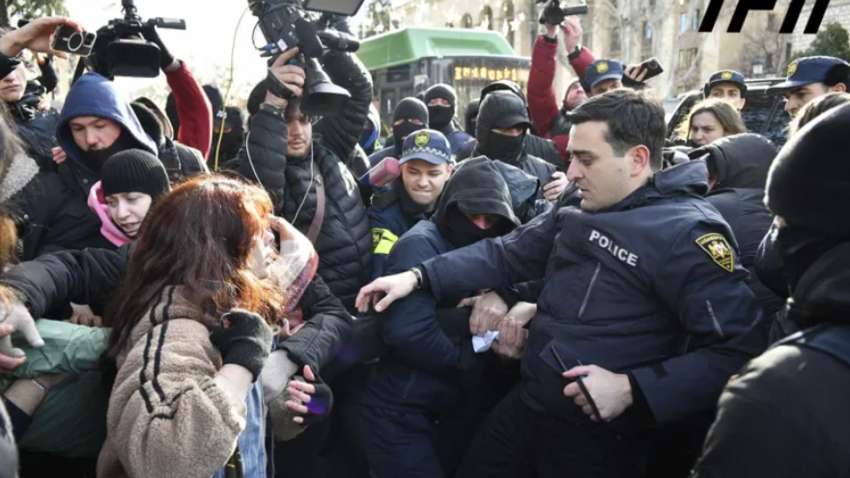 Митинг в центре Тбилиси: полиция задерживает протестующих, есть пострадавшие Митинг в центре Тбилиси: полиция задерживает протестующих, есть пострадавшие