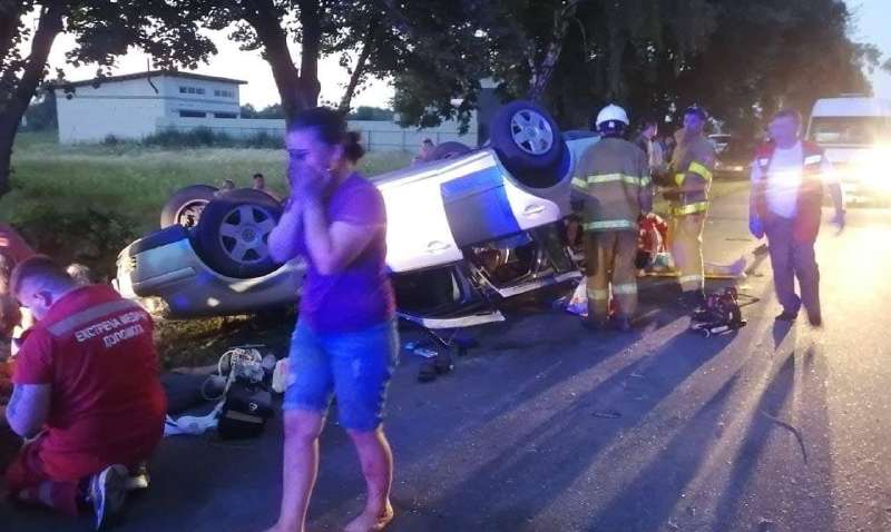 ДТП в Киевской области: легковушка с 13 людьми в салоне перевернулась на крышу. Есть погибшие