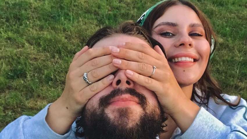 Лидер KAZKA Александра Зарицкая теперь в статусе невесты Лидер KAZKA Александра Зарицкая теперь в статусе невесты