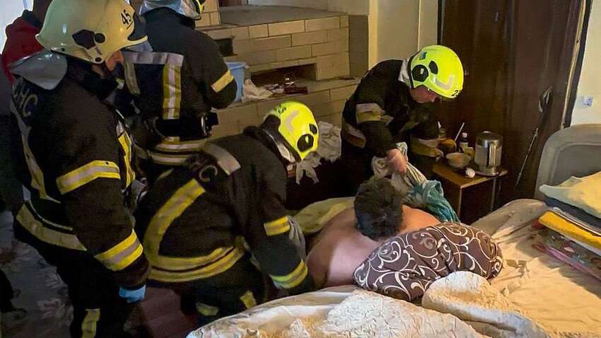 Чоловік вагою 250 кг впав з ліжка та викликав рятувальників, щоб піднятися