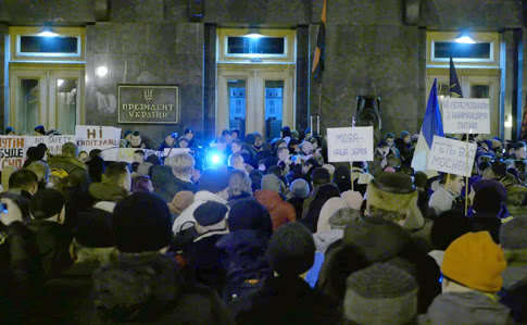 "Варта на Банковій" згортає свій табір