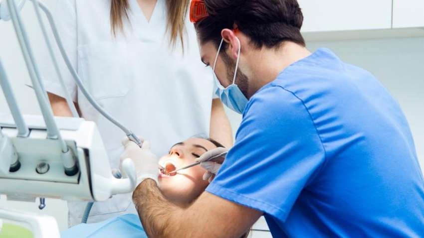 Люди з деякими захворюваннями зубів важче переносять коронавірус - стоматолог