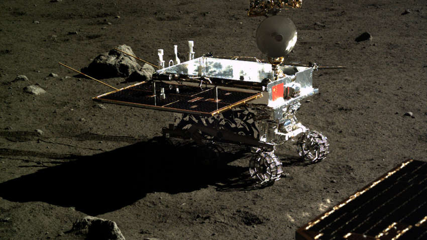 Китайский космический вездеход Yutu-2 обнаружил на поверхности Луны странное вещество