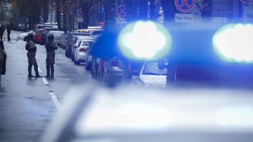 Сообразили на троих: неизвестные в масках ограбили киевлянина прямо у банка