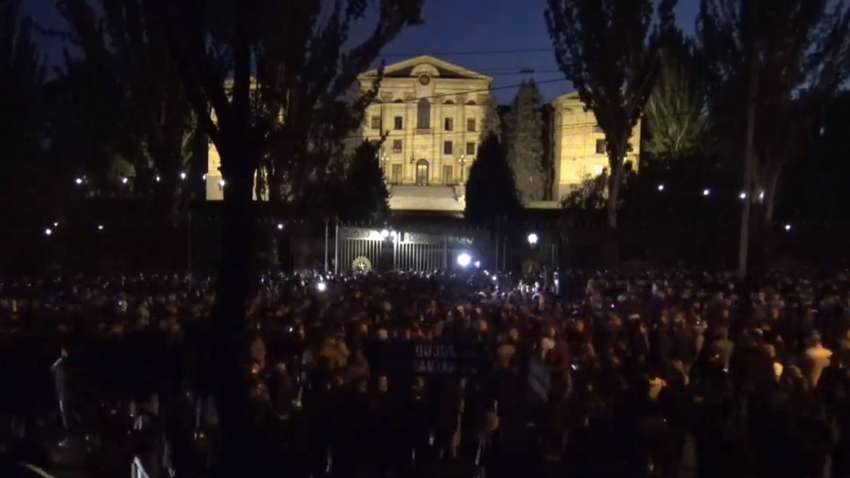 Вірменський народ не згоден зі здачею Карабаху і вимагає відставки прем'єра - почалися масові протести