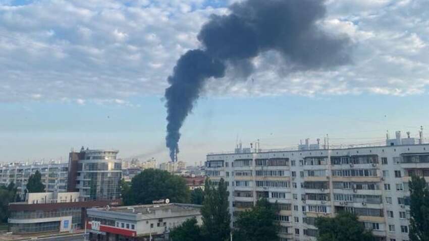 Взрывы, пожар и блэкаут: один из больших городов РФ оказался под масштабной атакой Взрывы, пожар и блэкаут: один из больших городов РФ оказался под масштабной атакой